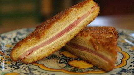 Тосты в домашних сухарях с ветчиной и сыром