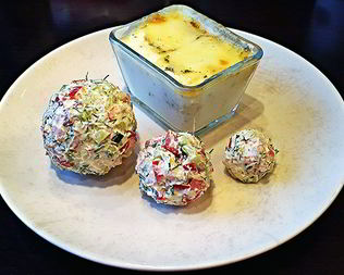 Яйца с моцареллой, сливочные шарики и тосты с томатами