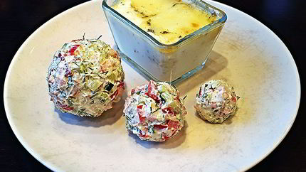 Яйца с моцареллой, сливочные шарики и тосты с томатами