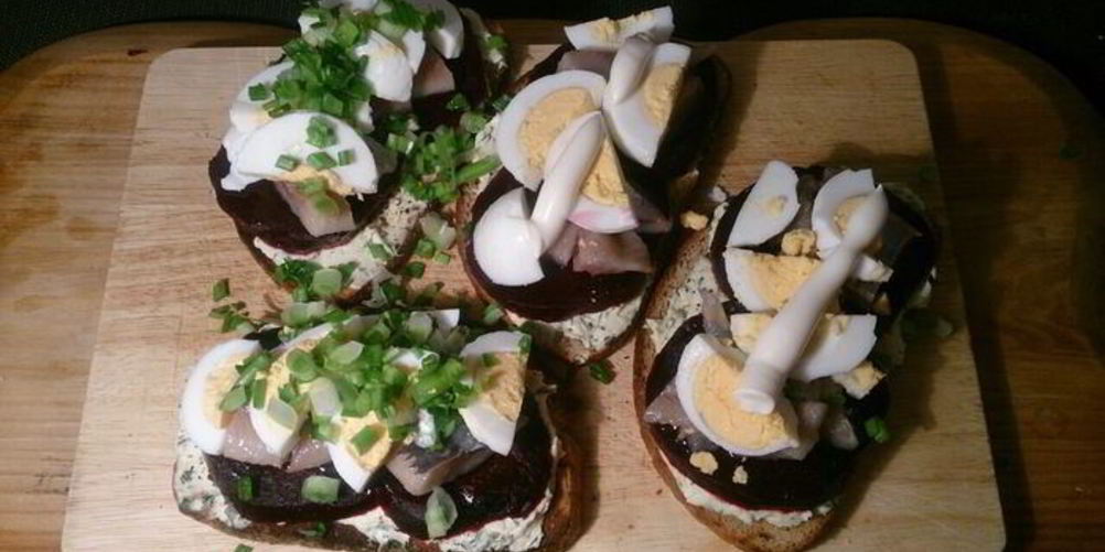 Рецепт закусочных тостов с сельдью и печеной свеклой