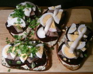 Закусочные тосты с сельдью и печеной свеклой