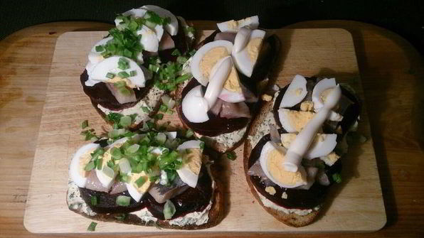 закусочные тосты с сельдью и печеной свеклой