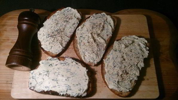 закусочные тосты с сельдью и печеной свеклой