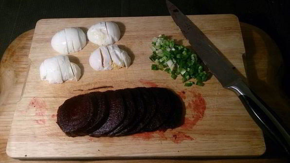 закусочные тосты с сельдью и печеной свеклой