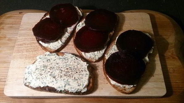 закусочные тосты с сельдью и печеной свеклой