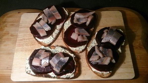 закусочные тосты с сельдью и печеной свеклой