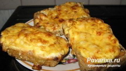 Запеченный тост с фаршем, помидорами, сыром