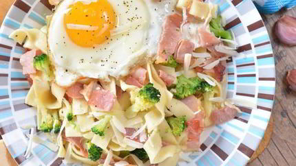 Глазунья с овощами и тальятелле