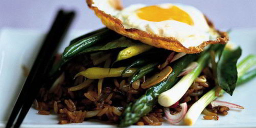 Рецепт нази-горенга с глазуньей