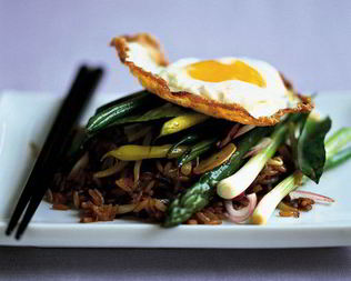 Нази-горенг с глазуньей