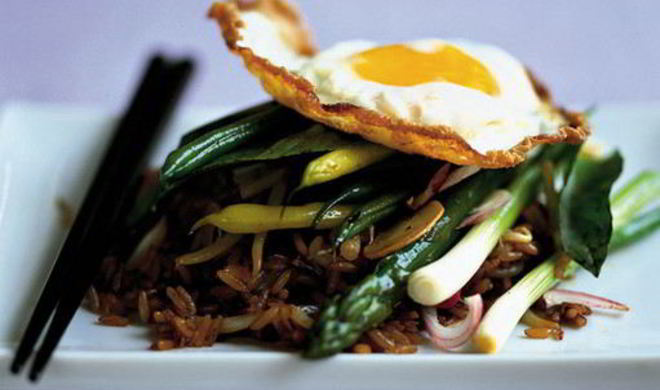 Нази-горенг с глазуньей