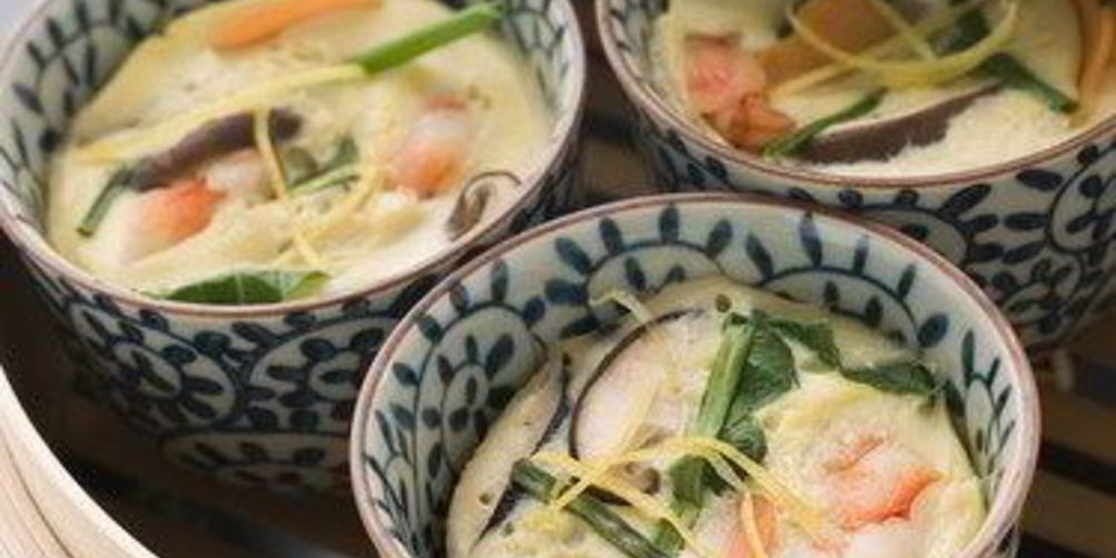 Рецепт печеной яичницы с креветками в сметанном соусе