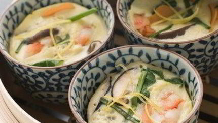 Печеная яичница с креветками в сметанном соусе