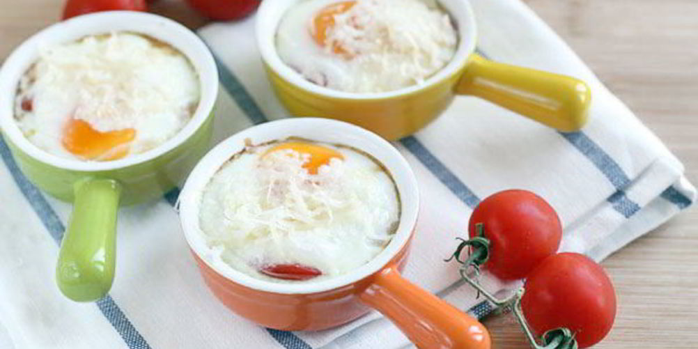 Рецепт порционной яичницы с помидорами в духовке