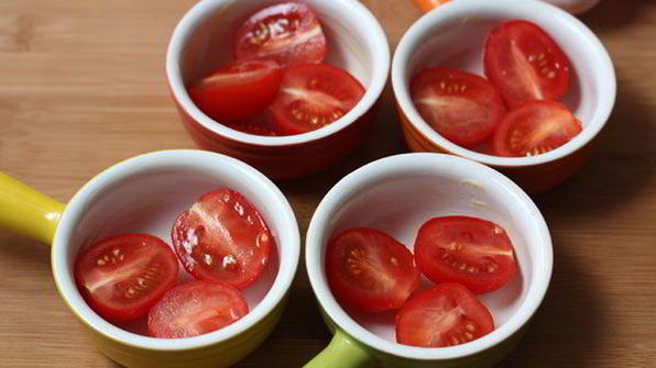 порционная яичница с помидорами в духовке