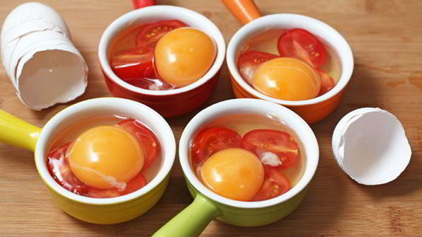 порционная яичница с помидорами в духовке