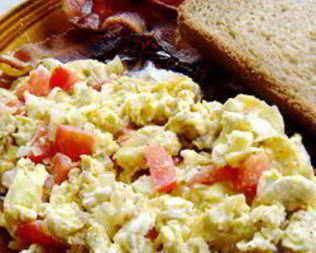 Яичница-болтунья с фетой и помидорами