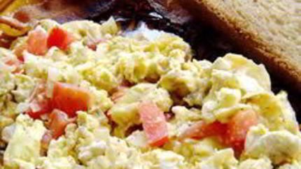 Яичница-болтунья с фетой и помидорами