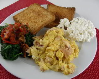 Яичница-болтунья с копченой форелью