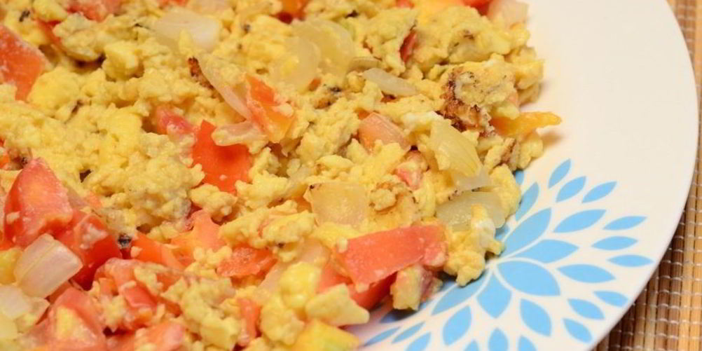 Рецепт яичницы-болтуньи с помидорами