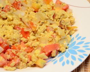 Яичница-болтунья с помидорами