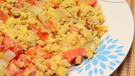 Яичница-болтунья с помидорами