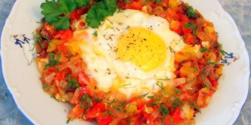 Рецепт яичницы глазунья с овощами