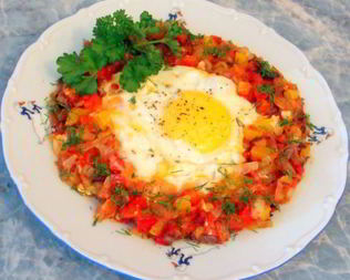 Яичница глазунья с овощами
