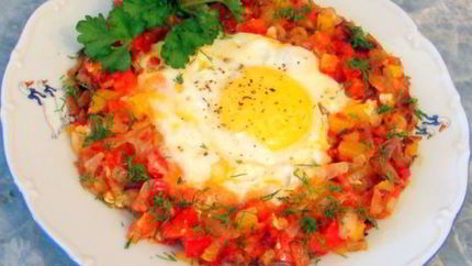 Яичница глазунья с овощами
