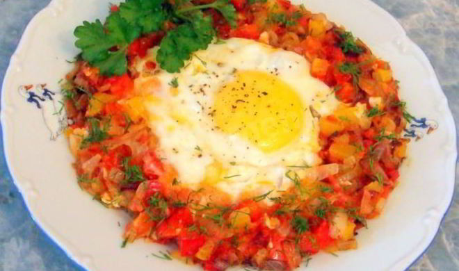 Яичница глазунья с овощами