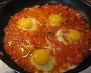 Яичница-глазунья с помидорами