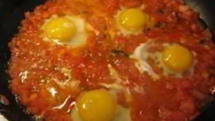 Яичница-глазунья с помидорами