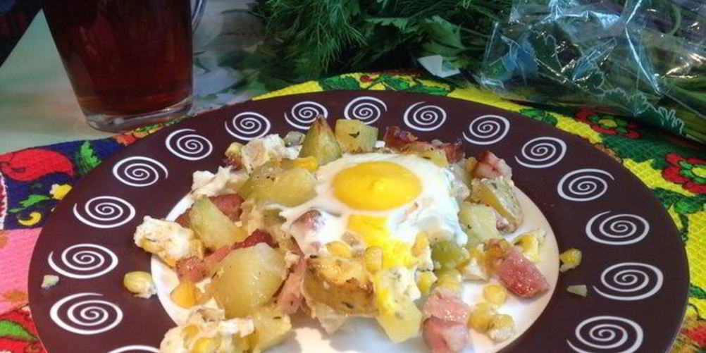 Рецепт яичницы и запеченный картофель с беконом и ароматными травами