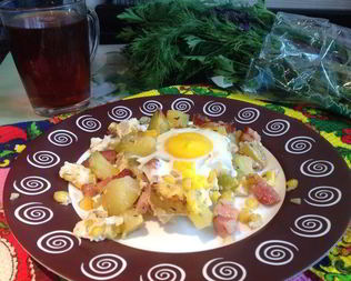 Яичница и запеченный картофель с беконом и ароматными травами