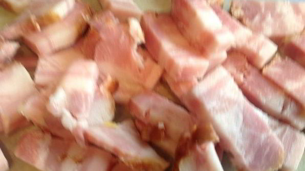 яичница и запеченный картофель с беконом и ароматными травами