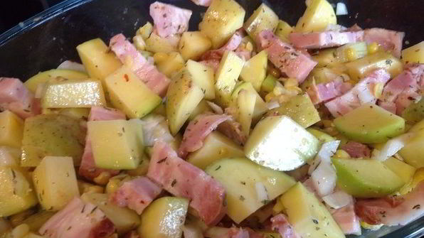 яичница и запеченный картофель с беконом и ароматными травами