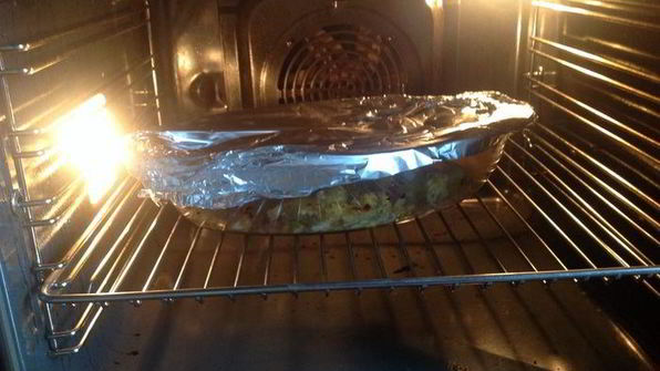 яичница и запеченный картофель с беконом и ароматными травами