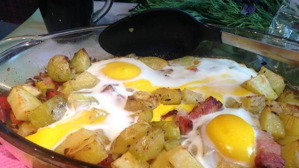яичница и запеченный картофель с беконом и ароматными травами