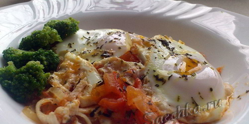 Рецепт яичницы на овощной подушке