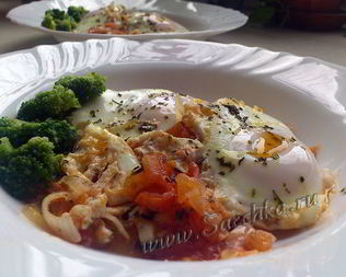 Яичница на овощной подушке