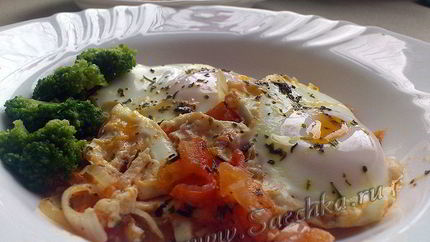 Яичница на овощной подушке