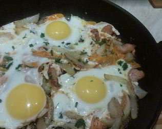 Яичница на сале с помидорами