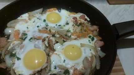 Яичница на сале с помидорами