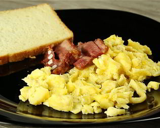 Яичница с беконом в микроволновке