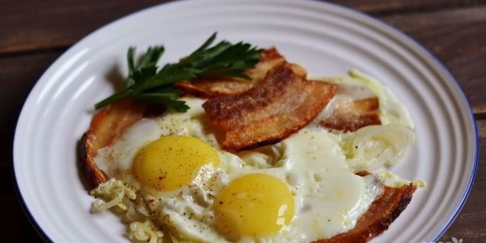 Рецепт яичницы с беконом