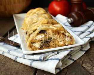 Яичница с филе и грибами в слоеном тесте