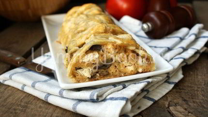 Яичница с филе и грибами в слоеном тесте