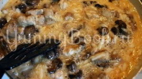 яичница с филе и грибами в слоеном тесте