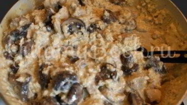 яичница с филе и грибами в слоеном тесте