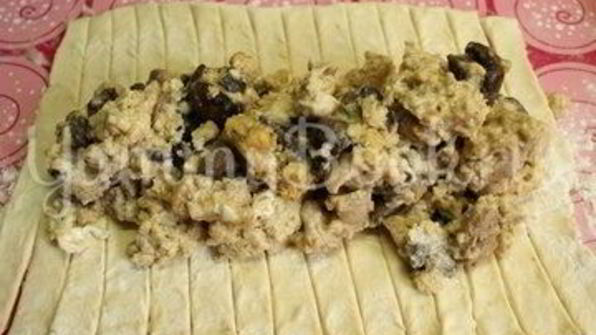 яичница с филе и грибами в слоеном тесте